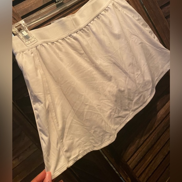 White Nike tennis skirt with built in spanks - Picture 4 of 5